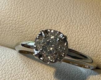 #20- $385 - Ring 14kt w.gold diam cluster sz 6 1/2 - 2.4gr