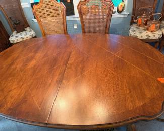 #33 - $1,000 - Thomasville Tuscany table satin seal (have phelt) 5'Lx46Wx29T inlaid with 2 leaves with 6 chairs 20x19x46 & 2 armchairs canjed backs (one small damage on one chair)