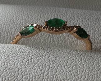 #11 - $200 -Ring band 14kt Emerald & diam -sz 7 - 1gr