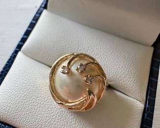 #9 - $700 -Ring 14kt y gold Mabe pearl & diam - sz7 - 4.8gr