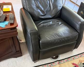 #31 - $240 - Black leather recliner electric 30x31x34
