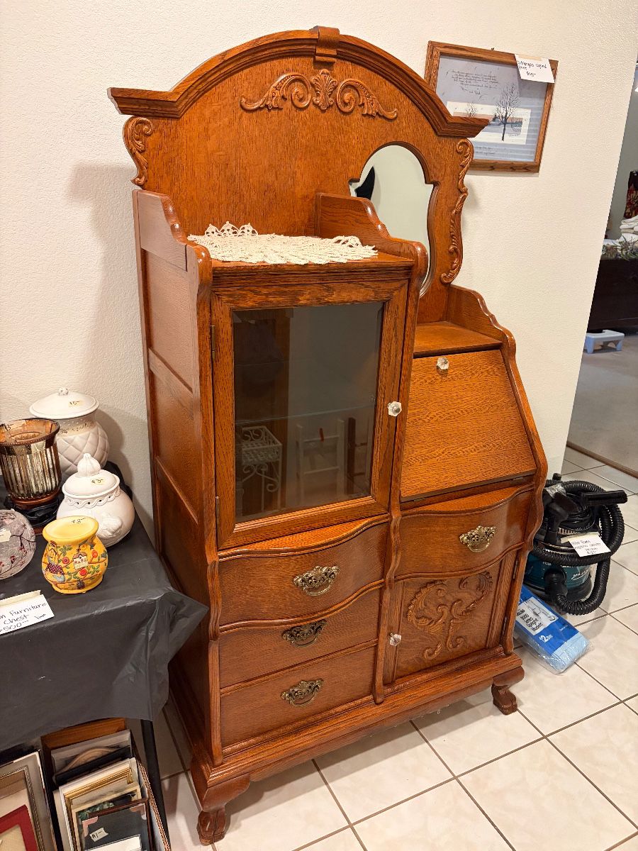Lexington Furniture Victorian Sampler Vanity Chest – Solid Oak