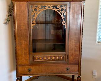 Beautiful vintage wood curio/display cabinet with an elegant traditional design and lots of decorative detail.