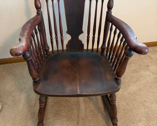 Vintage Solid Wood Windsor-Style Armchair – Beautiful Spindle Back