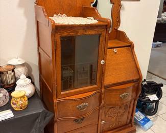 Lexington Furniture Victorian Sampler Vanity Chest – Solid Oak