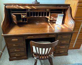 Beautiful Riverside Furniture Oak Creek Collection roll-top desk, complete with a matching oak desk chair.