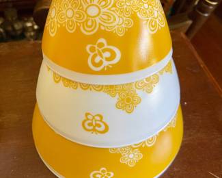 Golden Days Vintage Charm Pyrex set