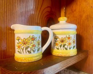 Cute retro daisy cream and sugar