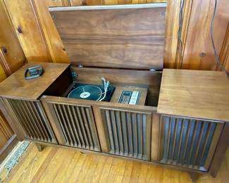 Admiral Sterophonic MCM cabinet works!