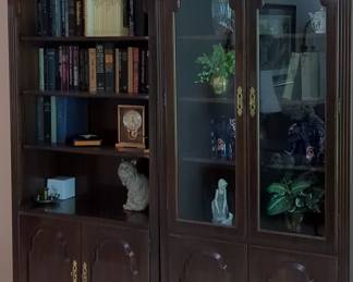 Ethan Allen Georgian Court Collection China Cabinet/Display Hutch