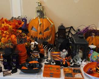 Collection of Assorted Halloween Seasonal Decor - Lot