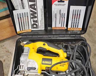 Dewalt DW 331 orbital Jigsaw with blades