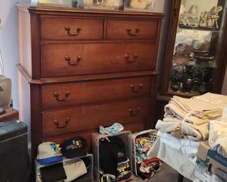 Dresser, Hallmark Holiday Plush, Linens, 4-T clothes