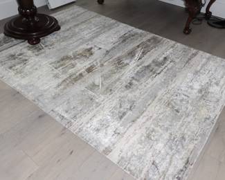 Gray & white floor rug- 5 x 8
