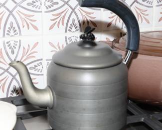 Calphalon 2qt anodized aluminum teapot with bee -made in Ireland