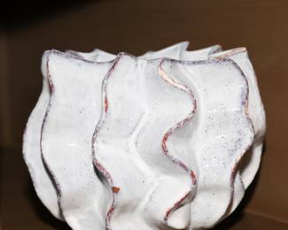 White ceramic Sono planter
