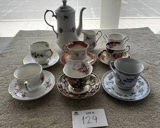 https://toledoliquidations.hibid.com/catalog/778631/estate-treasures-auction---antiques--toys-and-home-d-cor