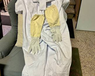 Beekeeping suit with mesh veil and gloves