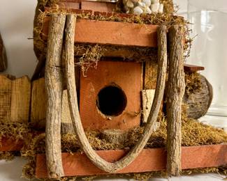 Rustic decorative birdhouse 