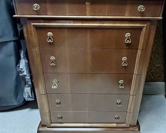 Traditional mahogany five-drawer chest with upper jewelry drawer, brass hardware