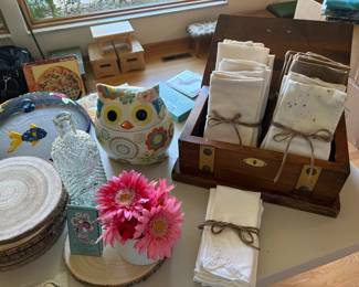 Cookie jar, napkins, table decor