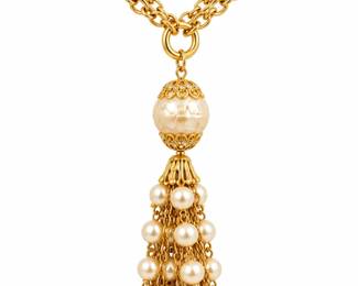Colar Dourado com Pingente de Perolas geschniegelt