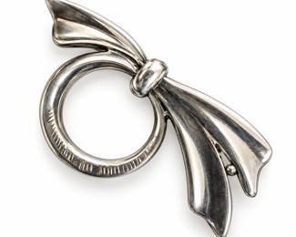 Broche prateada em laco escultural