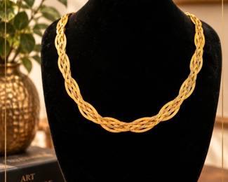 Colar Dourado em Destaque