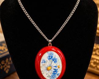 Colar Floral com Pingente Vermelho