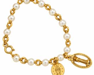 Pulseira de Perolas com Medalhas Douradas