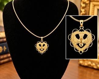 Colar Dourado com Pingente de Coracao Ornado