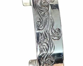 Bracelete prateado com arabescos florais