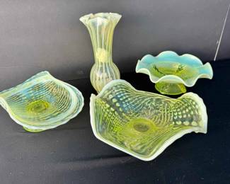 BE148Vintage Green Opalescent Glass Northwood Style Argonaut Shell Bowl Vase