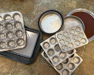 242 assortedvintagemetalbakewarepansand