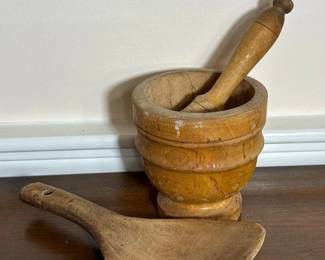 098 woodenmortarandpestlewithlargespoo