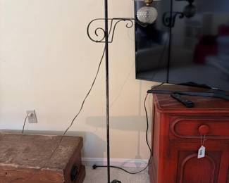 336 wroughtironfloorlampwithartglassd