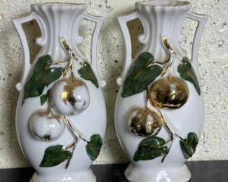 016 pairofwhiteporcelainvaseswithgilt