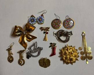 390 assortedvintagecostumejewelrybrooche
