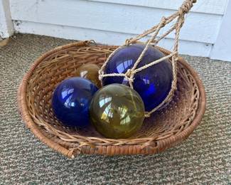 046 wickerbasketwithhandblownglassfishi