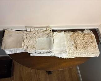 261 assortedvintagelinenandcrochetdoili