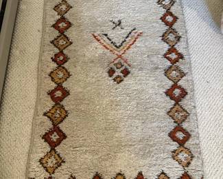 008 handwovenwoolrugwithgeometricborder