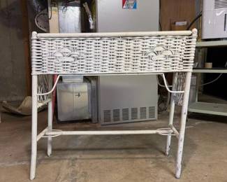 302 whitewickerstyleplanterstand