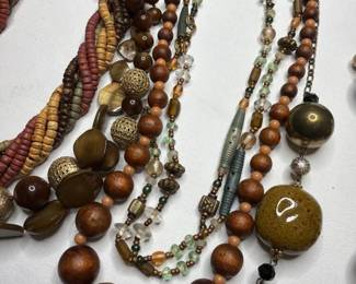 397 assortedbeadednecklaceswithmixedmat