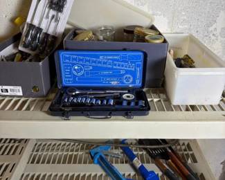 175 mixedhandtoolssocketsetandcaulking