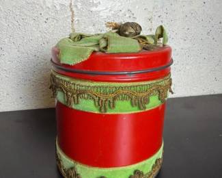 189 vintageredtincontainerwithvelvettr