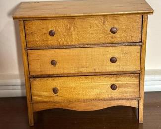088 miniaturewoodchestofdrawers