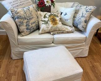 052 sherrillfurnitureloveseatottomanand