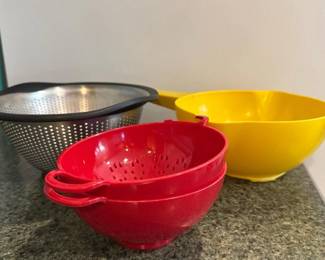 232 assortedkitchencolandersandstrainer