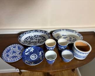 103 blueandwhiteasianstyleceramictable