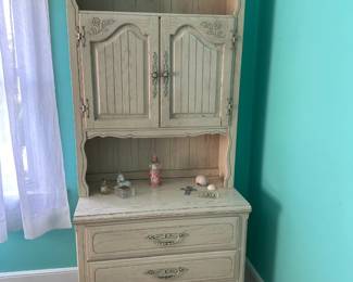 Small Chest of Drawers w/ Hutch